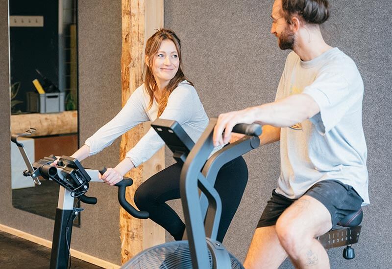 Gemeinsames Cardio-Training auf Rad-Ergometern